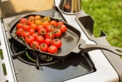 Napoleon Gusseiserne Pfanne Mit Holz Untersetzer - Auslaufartikel -Napoleon Zubehör Verkäufe 56008 Napoleon Gusseiserne Pfanne