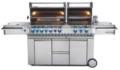 Napoleon Prestige Pro 825-3 Edelstahl Gasgrill Inkl. Drehspieß Und Bodenbeleuchtung - Modell 2023 - SMART Deal Inkl. Grillfürst Grill Control Mit Companion Device Und Einstichthermometer -Napoleon Zubehör Verkäufe Napoleon Prestige Pro 825 Gasgrill offen