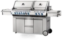 Napoleon Prestige Pro 825-3 Edelstahl Gasgrill Inkl. Drehspieß Und Bodenbeleuchtung - Modell 2023 - SMART Deal Inkl. Grillfürst Grill Control Mit Companion Device Und Einstichthermometer -Napoleon Zubehör Verkäufe Napoleon Prestige Pro 825 Gasgrill seitlich