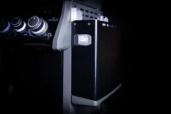 Napoleon Rogue SE 525 Gasgrill - All-black - Grillfürst Edition Inkl. Abdeckhaube - SMART Deal Inkl. Grillfürst Grill Control - Modell 2022 -Napoleon Zubehör Verkäufe Seitenablage abgeklappt all black