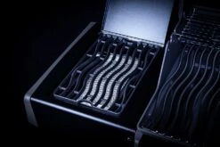 Napoleon Rogue SE 525 Gasgrill - All-black - Grillfürst Edition Inkl. Abdeckhaube - SMART Deal Inkl. Grillfürst Grill Control - Modell 2022 -Napoleon Zubehör Verkäufe Sizzle Zone All Black