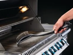 Napoleon Grillbürste Mit Edelstahlborsten Und Grillschaber 5 Napoleon Grillbürste Mit Edelstahlborsten Und Grillschaber -Napoleon Zubehör Verkäufe napoleon grillbuerste anwendung schaber 62052